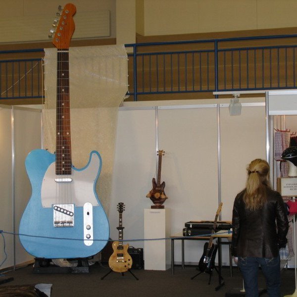 staersti_rafmagnsgitar_sem_smidadur_hefur_verid