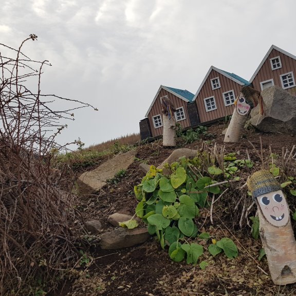 Við útivistarstíginn milli Hrafnagils og Akureyrar má sjá glitta í fallegt umhverfi og ýmsar furðuverur sem búa í Eyjafjarðarsveit