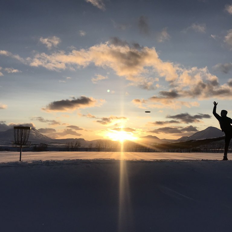 Frisbígolf stundað í vetrarkyrrðinni í Hrafnagilshverfi í Eyjafjarðarsveit