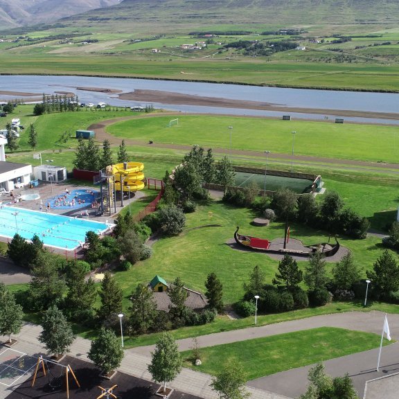 Umhverfi Hrafnagilsskóla í Eyjafjarðarsveit er stórbrotið með mikill þjónustu. Íþróttamiðstöð Eyjafjarðarsveitar er sambyggð Hrafnagilsskóla með glæsilegri sundlaug, sparkvelli og stórum fótboltavelli ásamt frábærri aðstöðu utandyra til að stunda hverskyns leik eða samveru.