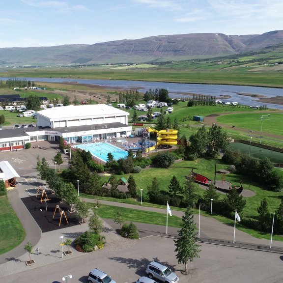 Umhverfi Hrafnagilsskóla í Eyjafjarðarsveit er stórbrotið með mikill þjónustu. Íþróttamiðstöð Eyjafjarðarsveitar er sambyggð Hrafnagilsskóla með glæsilegri sundlaug, sparkvelli og stórum fótboltavelli ásamt frábærri aðstöðu utandyra til að stunda hverskyns leik eða samveru.