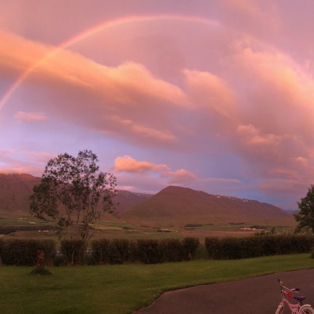 Fallegur regnbogi að sumarkvöldi í Eyjafjarðarsveit