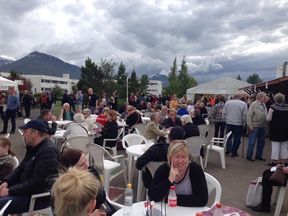 Stemning á torginu þar sem hægt er að kaupa veitingar