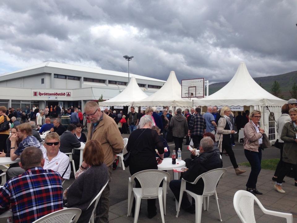 Stemning á torginu þar sem hægt er að kaupa veitingar