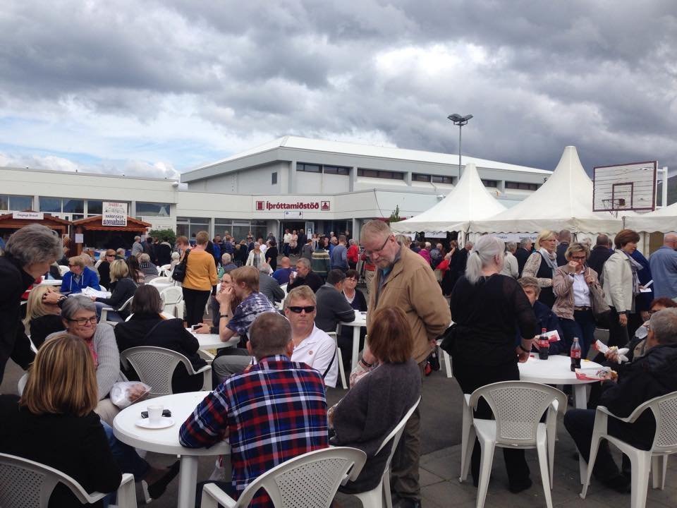 Stemning á torginu þar sem hægt er að kaupa veitingar