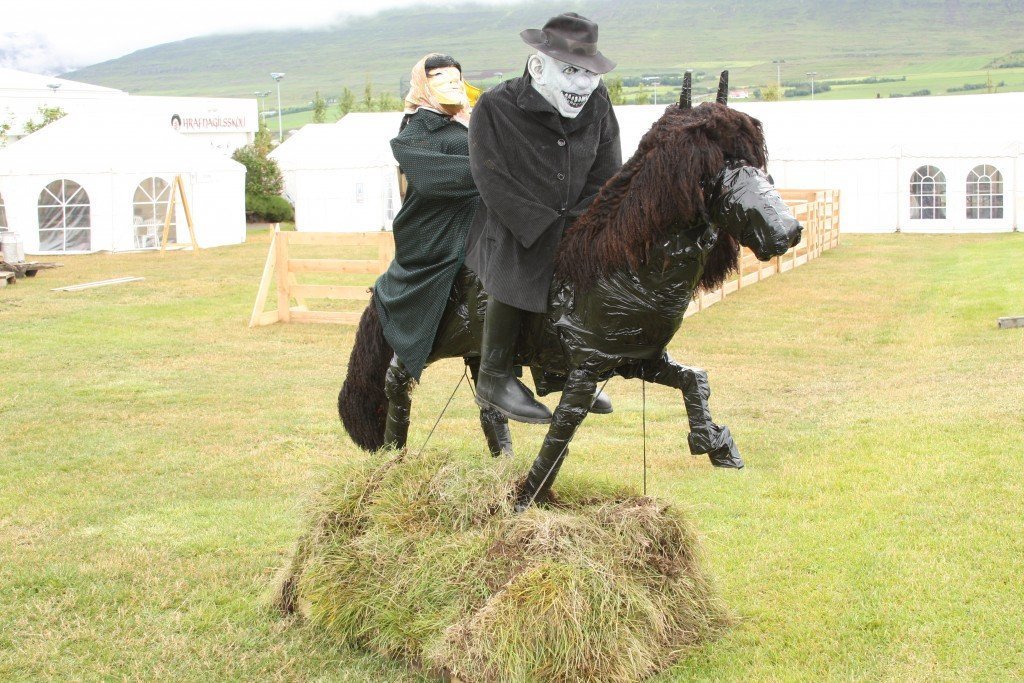 Ein af fuglahræðum hátíðarinnar