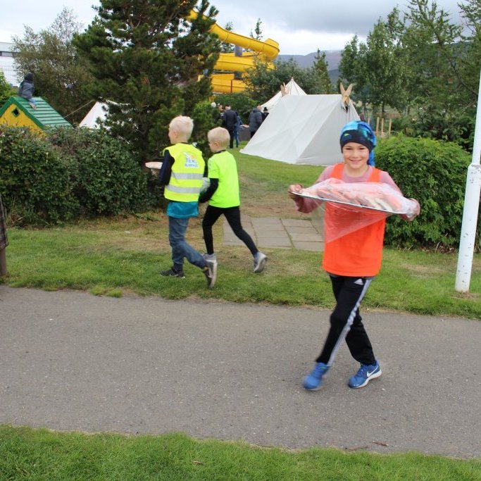 Kátir krakkar að vinna í kaffisölunni.