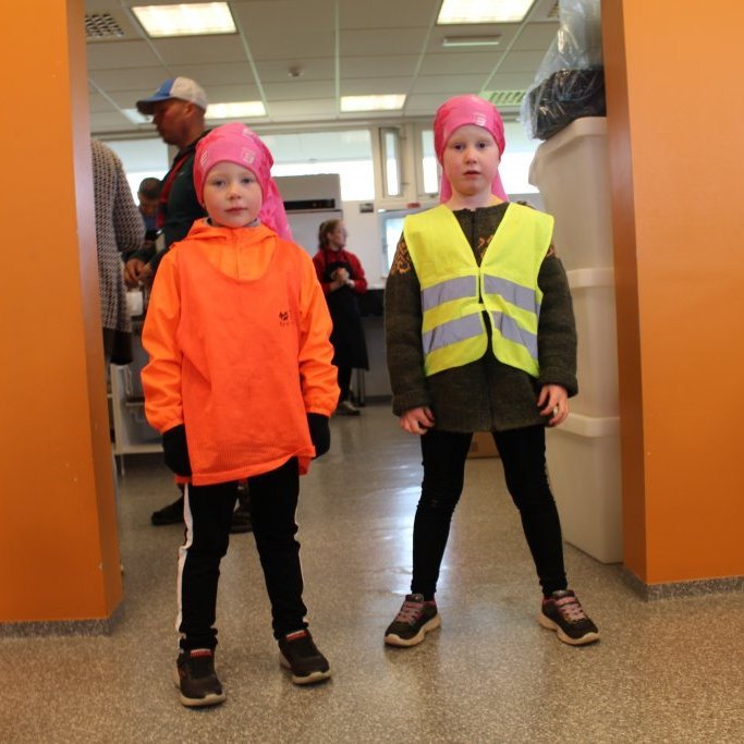 Flottir krakkar á hlaupaskónum fyrir kaffisöluna.