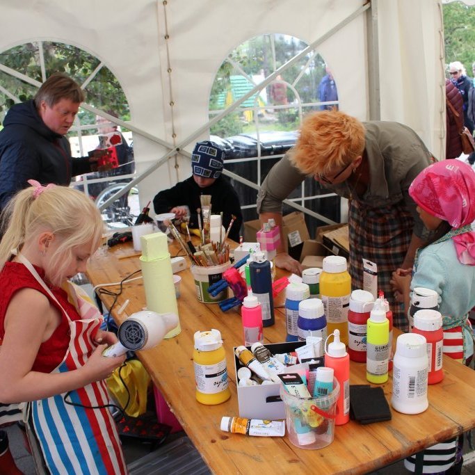 Allir krakkar á kafi í listasmiðjunni