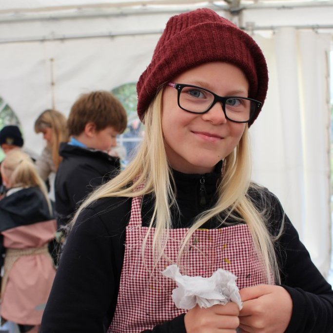 Glöð listasmiðjustelpa