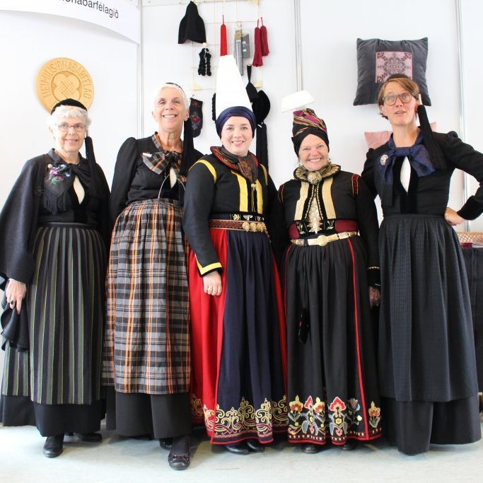 Stórglæsilegar í þjóðbúningum