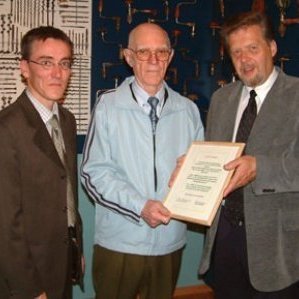 Sverrir Hermannsson afhendir safnið á opnunarhátíð þess. Hólmgeir Karlsson oddviti og Bjarni Kristjánsson sveitarstjóri veita safninu viðtöku fyrir hönd sveitarinnar.