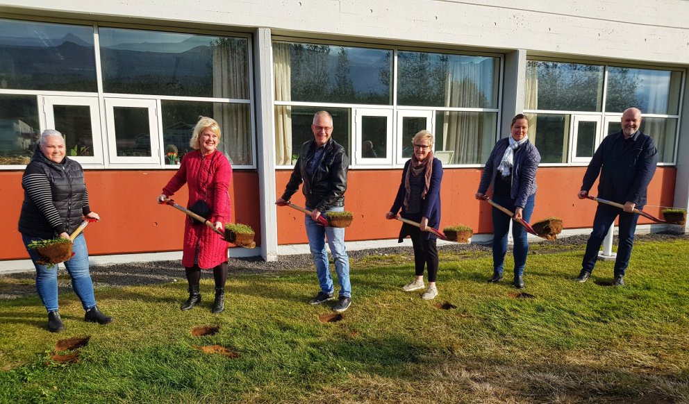 Erna, Hrund, Guðlaugur, Sveinbjörg, Erna Lind og Jón taka fyrstu skóflustunguna af viðbyggingu við H…