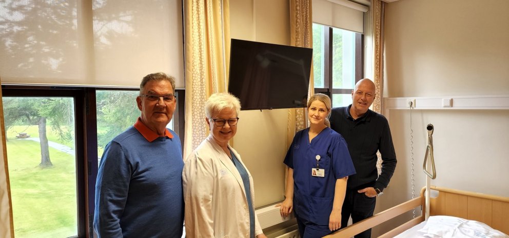 Hollvinir SAk færa Kristnesspítala góðar gjafir