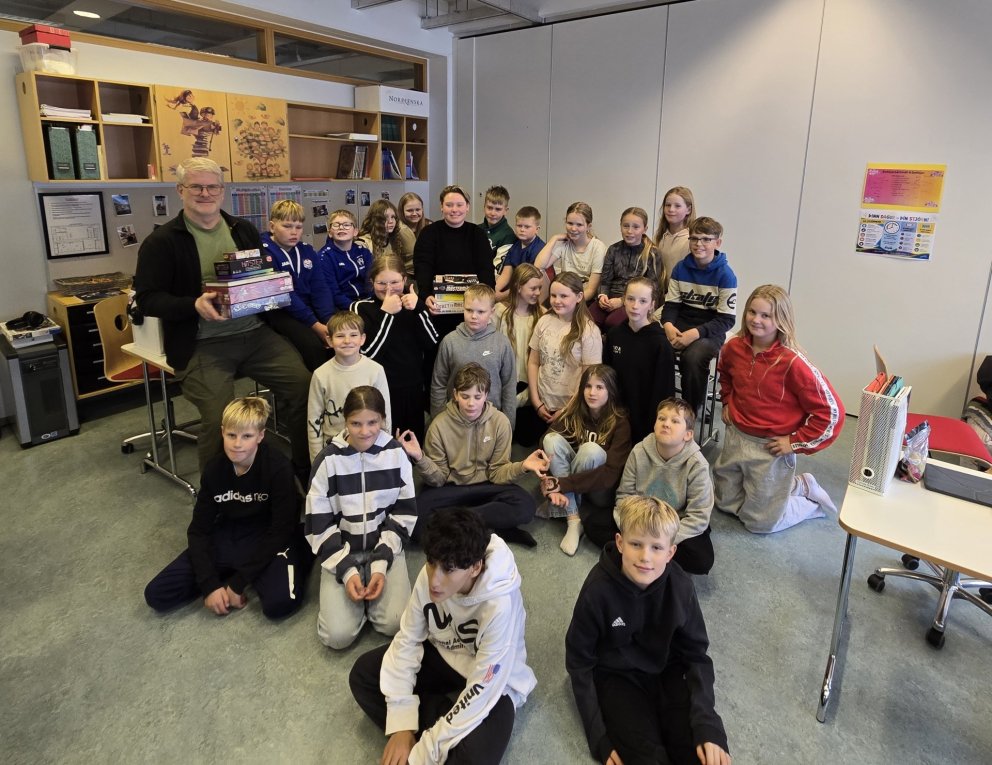 6. bekkur gefur spil í félagsmiðstöðina