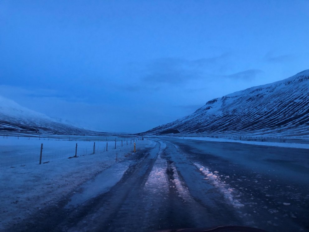 Eyjafjarðará flæðir yfir veginn