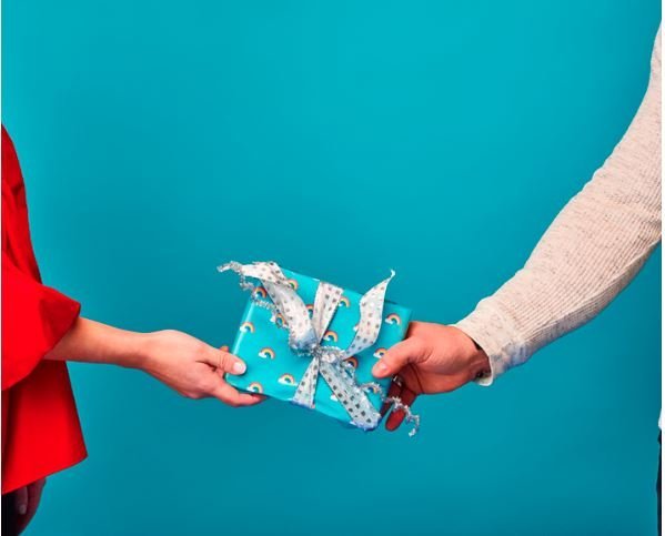 Auglýsingablaðið og nýtt dreifingadagatal landpósta 2022 - Eyjafjarðarsveit er blátt svæði, verið er…