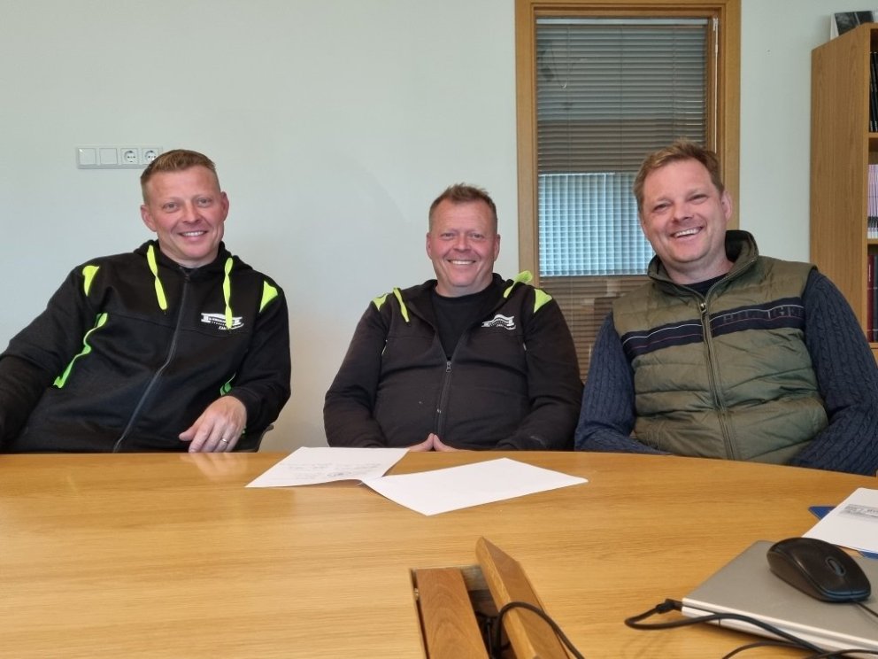 Sindri og Hreiðar Hreiðarssynir ásamt Finni Yngva Kristinssyni sveitarstjóra við undirritun samnings…